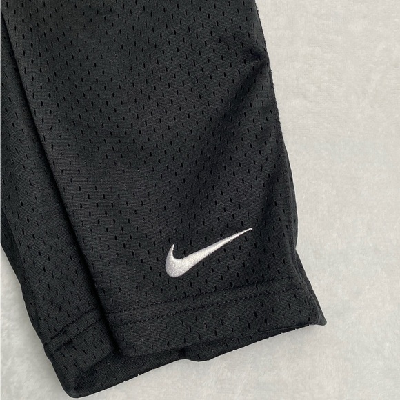 NEW Nike Boys Black Athletic Mesh Shorts 7 - Picture 2 of 10